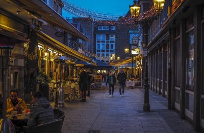 欢迎来龙餐馆免费在线观看 欢迎来龙餐馆主演群像，演员们在餐馆场景中的表演定格，自然光线下的真实质感