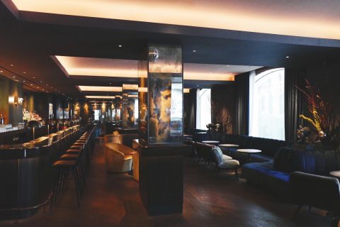 欢迎来龙餐馆电影海报风格宣传图，餐馆门口挂着红色灯笼，夜晚暖光从窗户透出，画面充满温情与烟火气